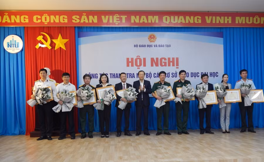 Đại diện các đơn vị nhận bằng khen của Bộ trưởng