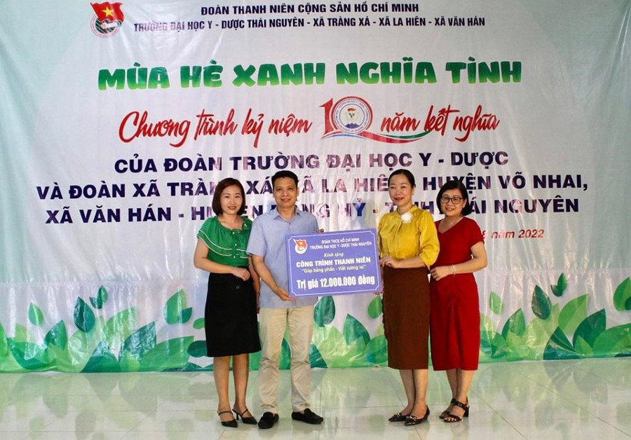 Trường Đại học Y - Dược tặng công trình thanh niên cho trường Tiểu học số 1 Văn Hán Trường Đại học Y - Dược tặng công trình thanh niên cho trường Tiểu học số 1 Văn Hán
