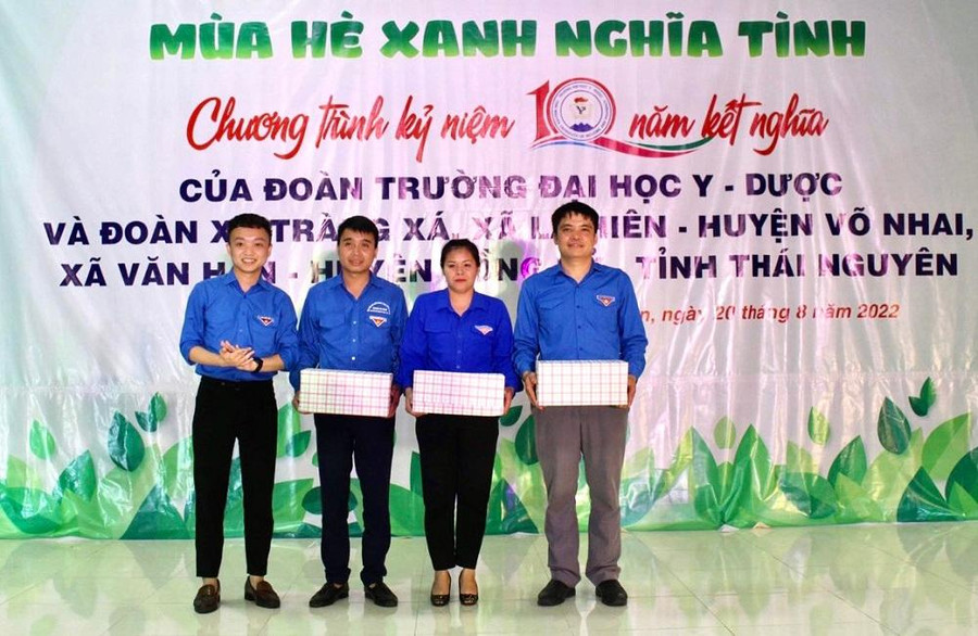 Đoàn trường Đại học Y - Dược tặng quà cho 3 đơn vị kết nghĩa Đoàn trường Đại học Y - Dược tặng quà cho 3 đơn vị kết nghĩa