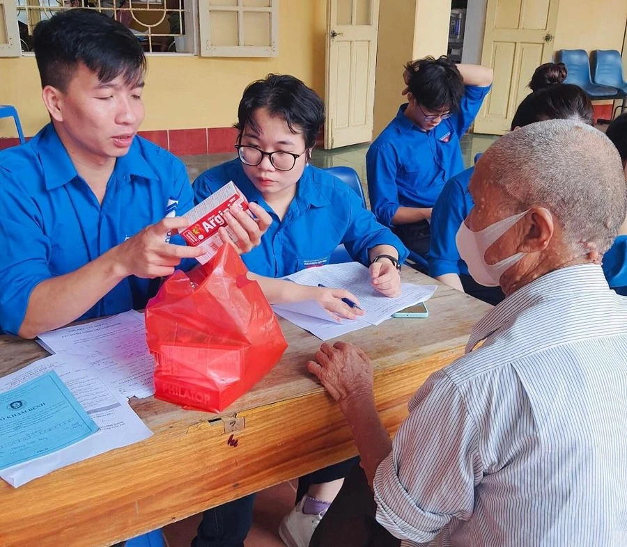 Trường Đại học Y - Dược (ĐH Thái Nguyên) tổ chức khám và phát thuốc miễn phí cho người dân