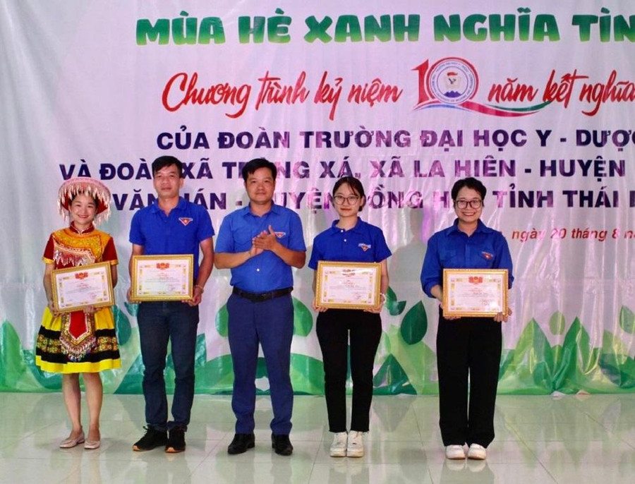 Huyện Đoàn Võ Nhai tặng giấy khen cho tập thể, cá nhân trường Đại học Y - Dược vì đã có thành tích xuất sắc trong chương trình tình nguyện hè năm 2022 Huyện Đoàn Võ Nhai tặng giấy khen cho tập thể, cá nhân trường Đại học Y - Dược vì đã có thành tích xuất sắc trong chương trình tình nguyện hè năm 2022