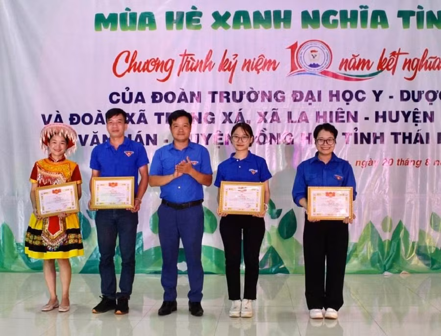 Huyện Đoàn Võ Nhai tặng giấy khen cho tập thể, cá nhân trường Đại học Y - Dược vì đã có thành tích xuất sắc trong chương trình tình nguyện hè năm 2022