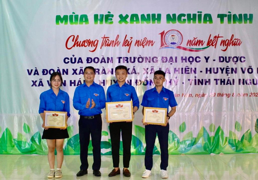 Huyện đoàn Đồng Hỷ tặng giấy khen cho các tập thể, cá nhân trường Đại học Y - Dược Huyện đoàn Đồng Hỷ tặng giấy khen cho các tập thể, cá nhân trường Đại học Y - Dược
