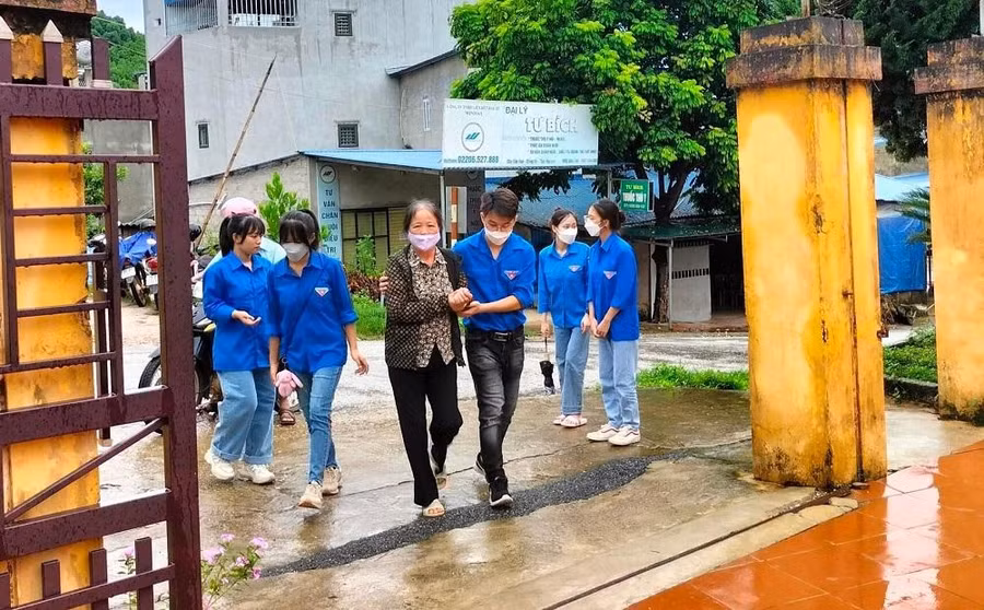 Người dân vô cùng phấn khởi, vui mừng và có mặt từ rất sớm.