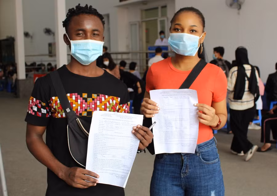 Alberto Coboi và Margarida Vasco Cumbane – Sinh viên Khoa Điện, trường Đại học Kỹ thuật Công nghiệp (ĐH Thái Nguyên) vui mừng, yên tâm khi được tiêm vắc xin phòng Covid-19