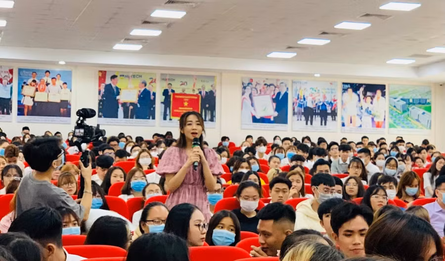 Một sinh viên đặt câu hỏi tại buổi đối thoại.