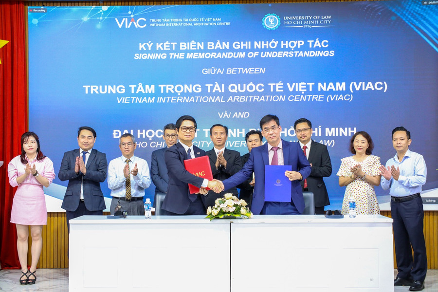 Trung tâm Trọng tài Quốc tế Việt Nam (VIAC) và Trường ĐH Luật TPHCM ký kết hợp tác. Trung tâm Trọng tài Quốc tế Việt Nam (VIAC) và Trường ĐH Luật TPHCM ký kết hợp tác.