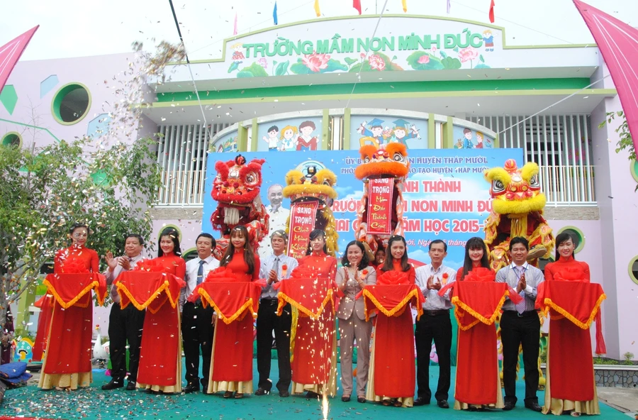 Cắt băng khánh thành Trường Mầm non Minh Đức.