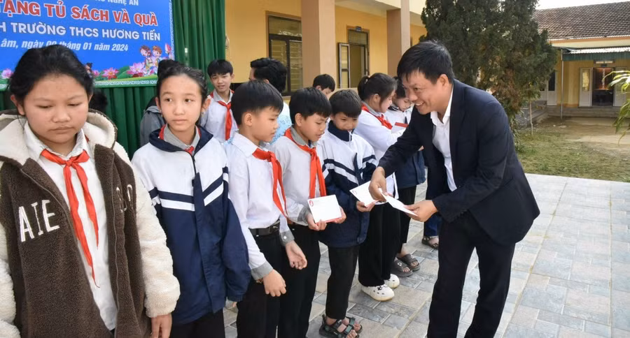 Công ty Thủy điện Bản Vẽ đồng hành cùng học sinh vùng khó.