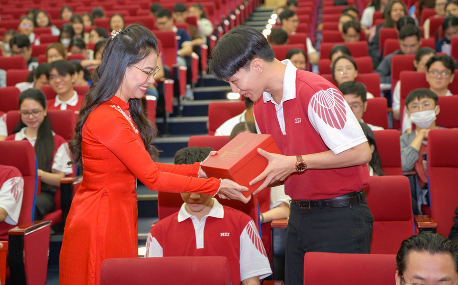 ThS. Trần Thúy Trâm Quyên - Phó hiệu trưởng Trường ĐH Quốc tế Hồng Bàng tặng quà cho một sinh viên.