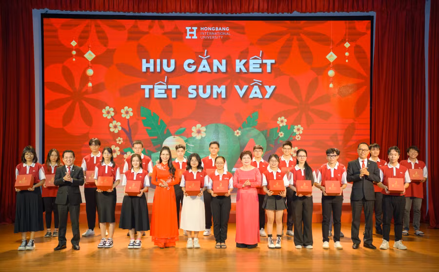 Ban giám hiệu Trường ĐH Quốc tế Hồng Bàng trao tặng quà Tết cho sinh viên. 