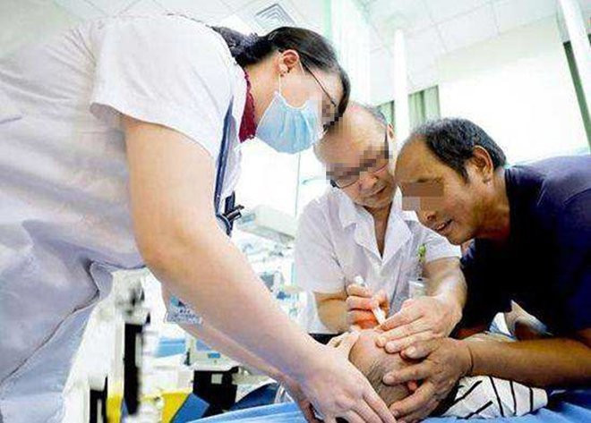 Con trai nhỏ keo 502 vào mắt, bố vội đổ thêm một thứ vào sơ cứu được bác sĩ tấm tắc khen ảnh 1 con trai nho keo 502 vao mat, bo voi do them mot thu vao duoc bac si tam tac khen - 3