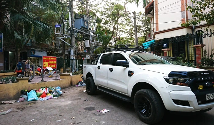 Ngay dưới biển “cấm bán hàng rong, cấm đổ rác thải”, nhưng rác và ô tô vẫn đỗ bừa bãi 