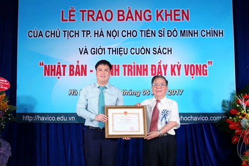 TS Đỗ Minh Chính (bên trái) nhận Bằng khen của Chủ tịch UBND TP Hà Nội