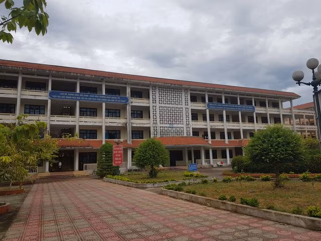 Ngôi trường Sư phạm đìu hiu, lớp học lèo tèo hơn chục sinh viên! - 2