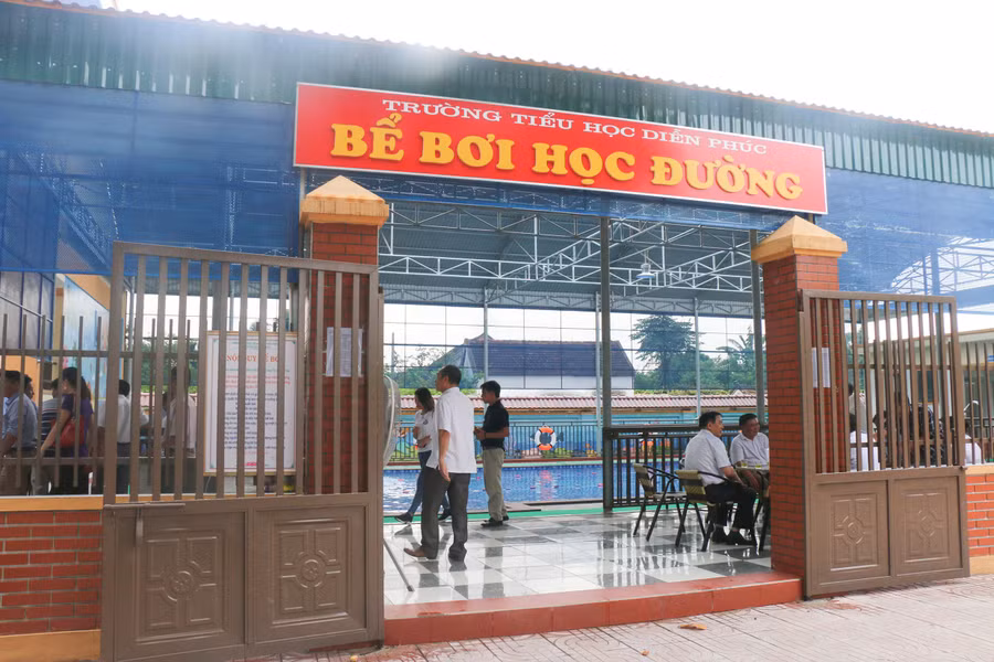 Bể bơi trị giá 3 tỷ đồng từ nguồn ngân sách địa phương và xã hội hóa. Ảnh: T.G