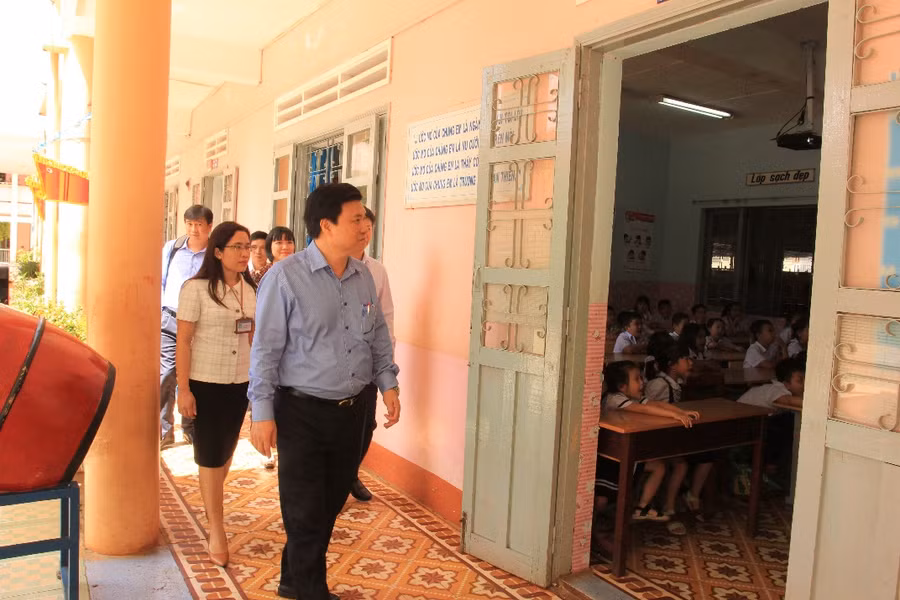 Thứ trưởng Nguyễn Hữu Độ kiểm tra công tác tổ chức dạy học SGK lớp 1 tại trường TH Nguyễn Công Trứ