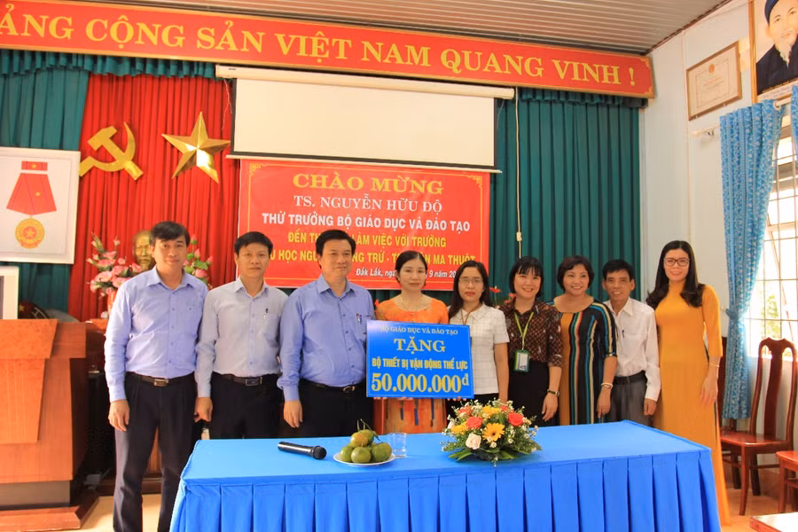 Thứ trưởng Nguyễn Hữu Độ trao tặng bộ thiết bị vận động thể lực cho trường TH Nguyễn Công Trứ