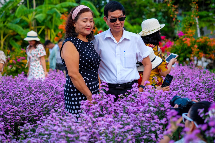 Một cặp vợ chồng tranh thủ lưu lại những khoảnh khắc tuyệt đẹp này. Một cặp vợ chồng tranh thủ lưu lại những khoảnh khắc tuyệt đẹp này.