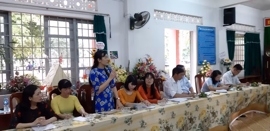 Cô Phạm Thị Minh Trang, giáo viên trường THCS Phan Chu Trinh góp ý trực tiếp dự thảo Thông tư