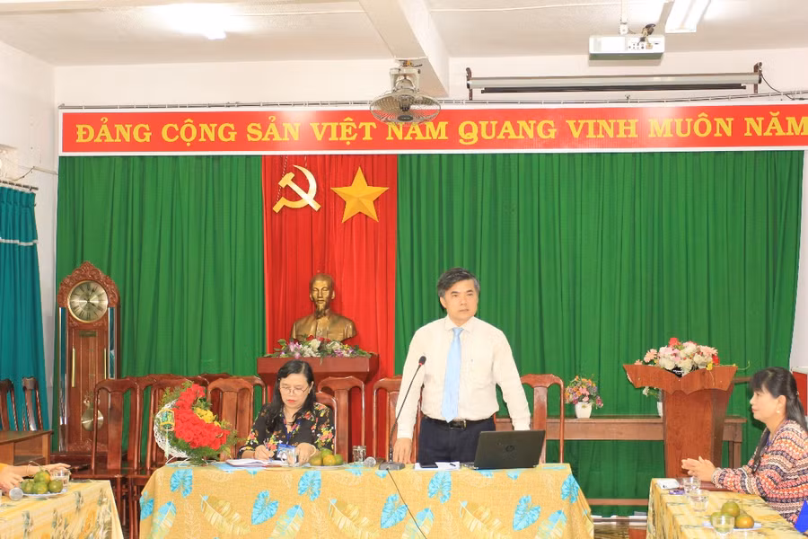 Vụ trưởng Vụ Giáo dục chính trị và công tác HSSV Bùi Văn Linh phát biểu tại buổi làm việc.