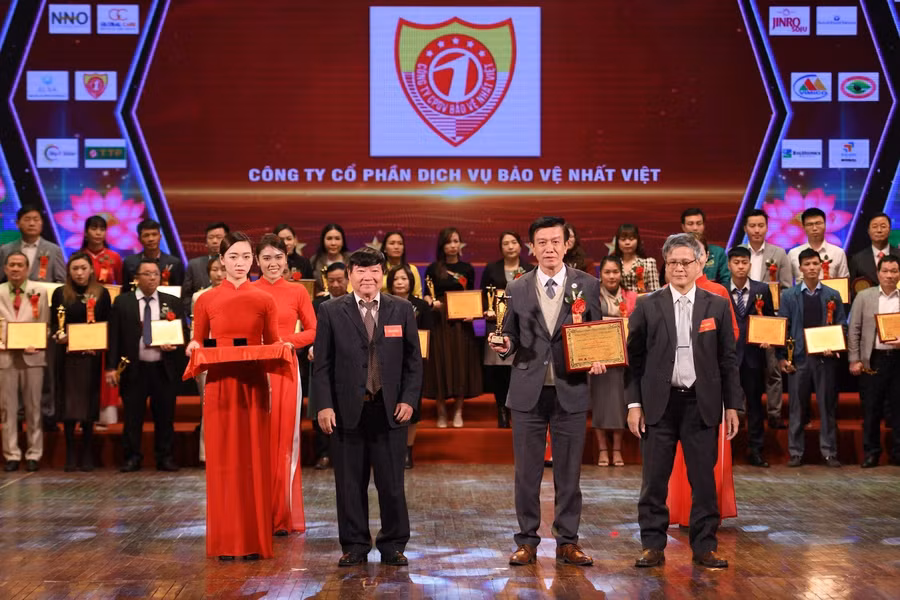 Đại diện Công ty Cổ phần Dịch vụ Bảo vệ Nhất Việt nhận cúp và bằng chứng nhận từ ban tổ chức.