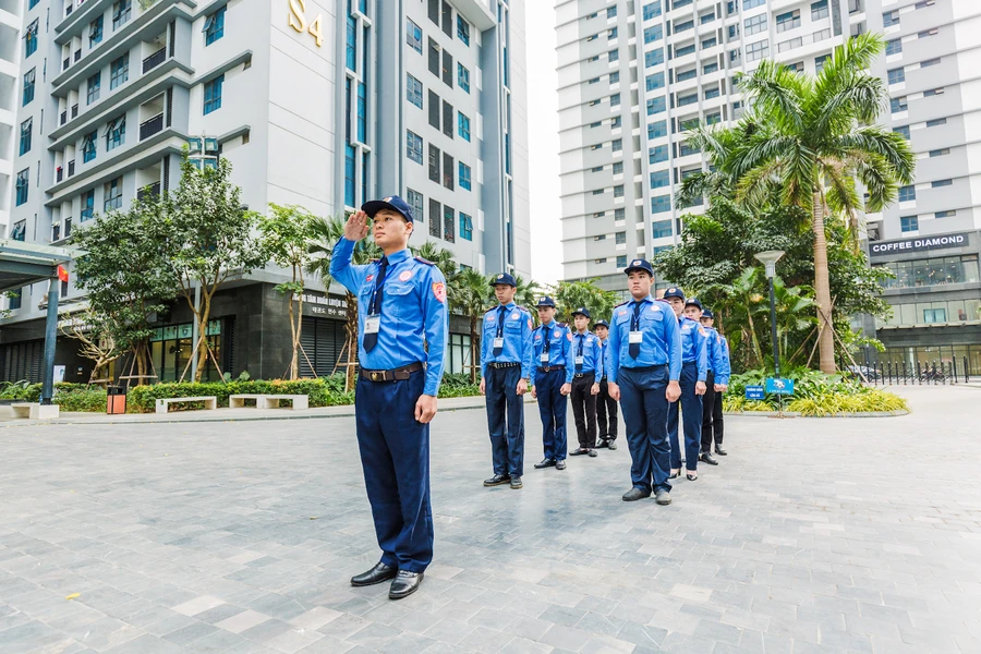 Nhân viên của Bảo vệ Nhất Việt đang thực hiện nhiệm vụ.