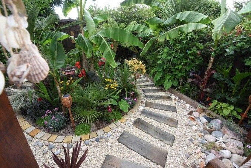 Một góc khu vườn của ngôi nhà đặc biệt này. Một góc khu vườn của ngôi nhà đặc biệt này.