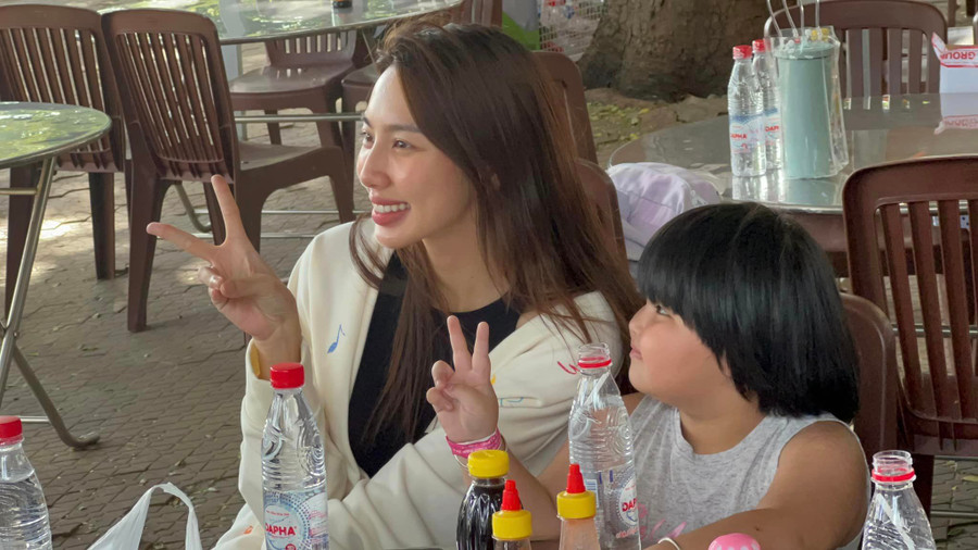 Thùy Tiên gây chú ý khi xuất hiện trong diện mạo giản dị với quần thể thao, áo thun, dép lê. Thùy Tiên gây chú ý khi xuất hiện trong diện mạo giản dị với quần thể thao, áo thun, dép lê.