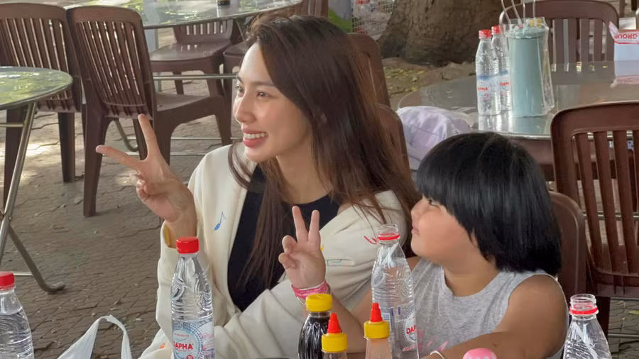 Thùy Tiên gây chú ý khi xuất hiện trong diện mạo giản dị với quần thể thao, áo thun, dép lê.