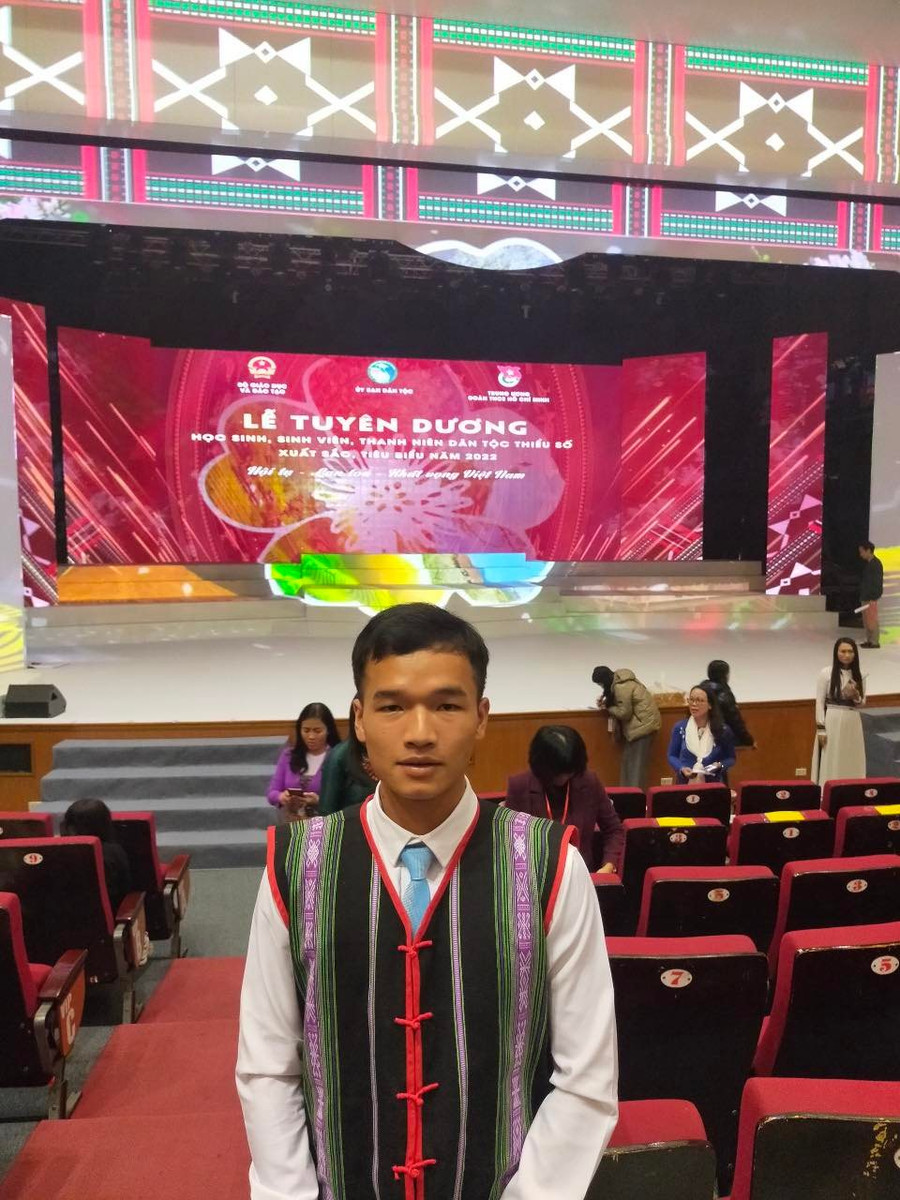 Y-Run Knul, người dân tộc M&apos; Nông tại Lễ Tuyên dương học sinh, sinh viên DTTS xuất sắc, tiêu biểu năm 2022.