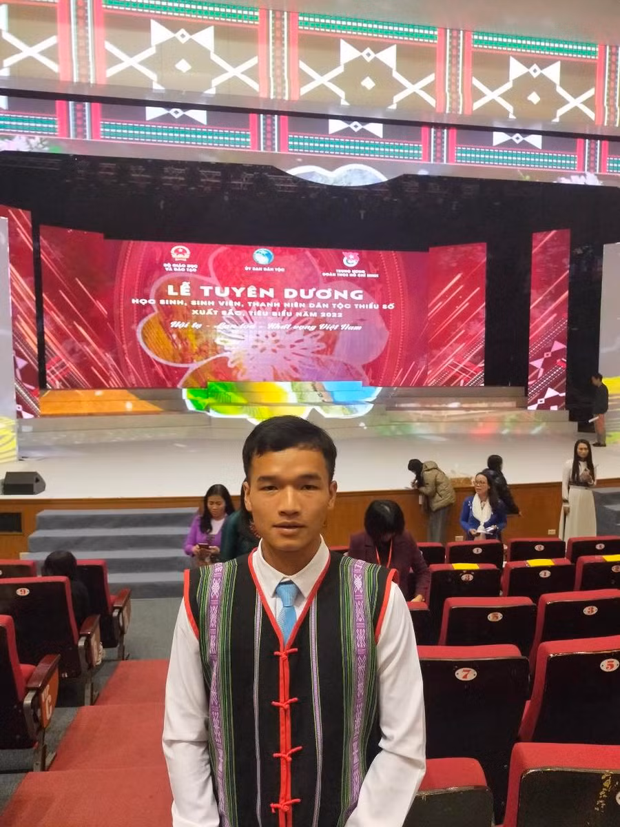 Y-Run Knul, người dân tộc M' Nông tại Lễ Tuyên dương học sinh, sinh viên DTTS xuất sắc, tiêu biểu năm 2022.