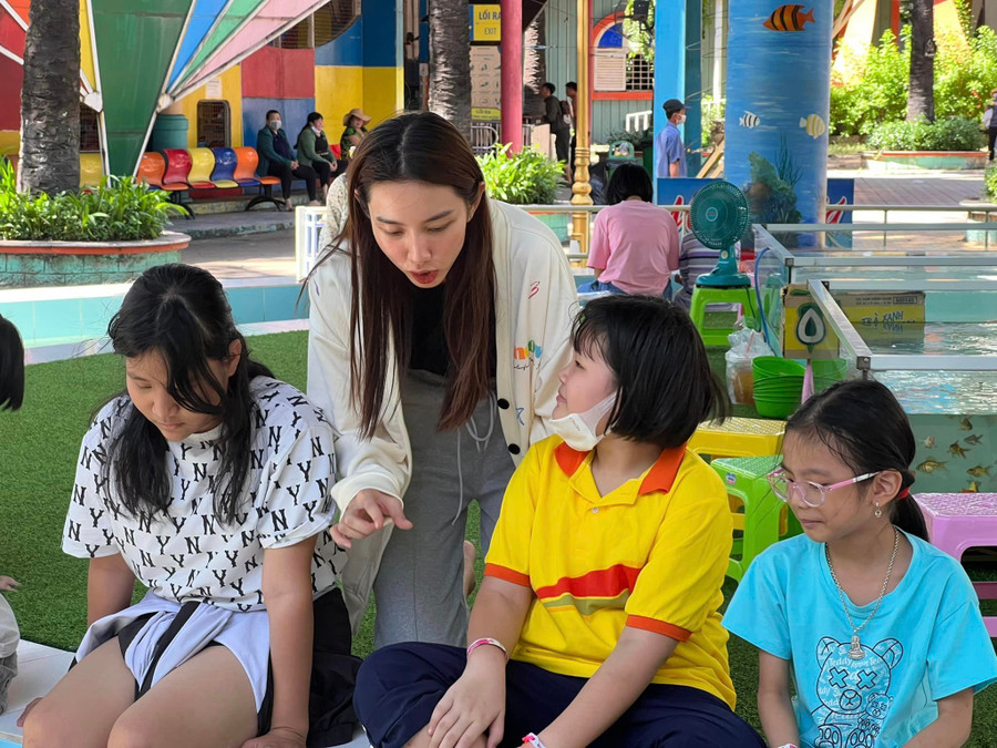 Dù không chải chuốt như mọi khi, gương mặt cũng không trang điểm thế nhưng nàng hậu vẫn rất xinh đẹp, tươi tắn trong mọi khoảnh khắc. Dù không chải chuốt như mọi khi, gương mặt cũng không trang điểm thế nhưng nàng hậu vẫn rất xinh đẹp, tươi tắn trong mọi khoảnh khắc.