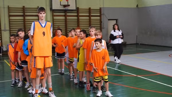 Chàng trai 17 tuổi cao 2,34 mét được làng thể thao săn đón - Ảnh 1.