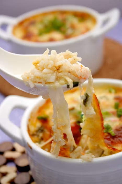 doi bung vao bep lam ngay com tron pho mai cho nong