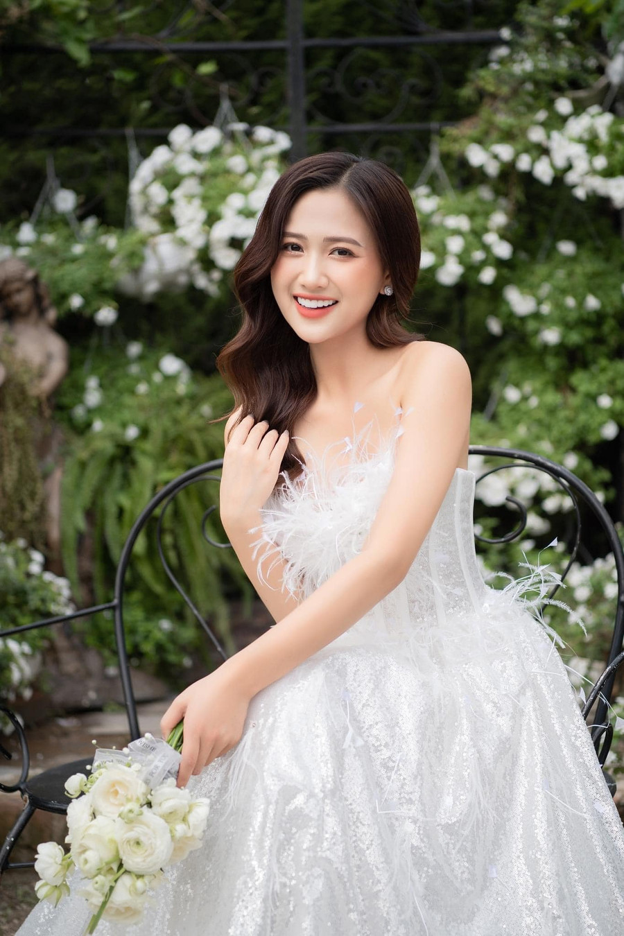 Bùi Thu Hương sinh năm 1998, tốt nghiệp Học viện Ngân hàng. Cô từng giành giải Hoa khôi Thanh lịch tại cuộc thi Miss & Mister Hà Nội 2022. Bùi Thu Hương sinh năm 1998, tốt nghiệp Học viện Ngân hàng. Cô từng giành giải Hoa khôi Thanh lịch tại cuộc thi Miss & Mister Hà Nội 2022.