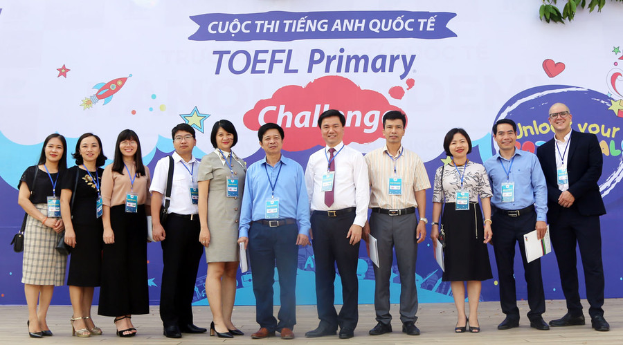 Các đại biểu chụp ảnh lưu niệm cùng BTC tại Lễ khai mạc cuộc thi.