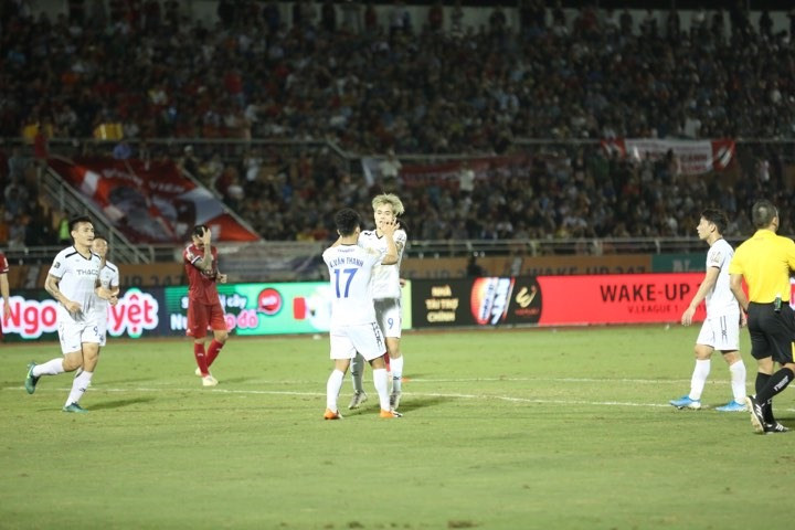 Văn Toàn là người mang về quả 11m thứ 2 cho HAGL. Văn Toàn là người mang về quả 11m thứ 2 cho HAGL.