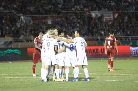 Các cầu thủ HAGL ăn mừng chiến thắng.