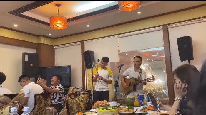 Quang Hải nhảy cực sung.