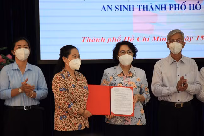 Bà Tô Thị Bích Châu- Chủ tịch Ủy ban MTTQ Việt Nam TP Hồ Chí Minh nhận quyết định thành lập Trung tâm