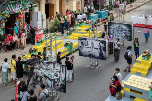 Với các tác phẩm mang hơi thở của một Singapore đương đại, nghệ sĩ Eugene Soh đã khắc họa chân thực một đảo quốc bình dị và gần gũi. Với các tác phẩm mang hơi thở của một Singapore đương đại, nghệ sĩ Eugene Soh đã khắc họa chân thực một đảo quốc bình dị và gần gũi.