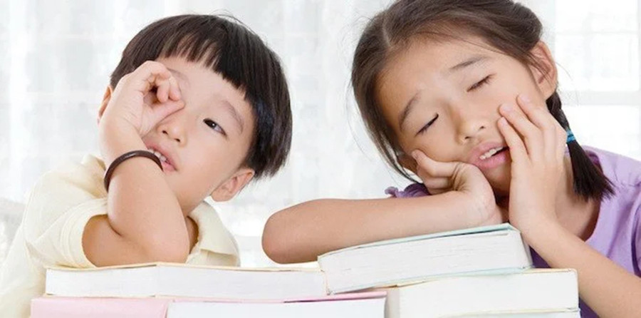 Trẻ nhỏ hơn thường thích những phần thưởng bé xinh và ngay lập tức hơn là những phần thưởng lớn hơn nhưng bị trì hoãn. (Ảnh: ITN).