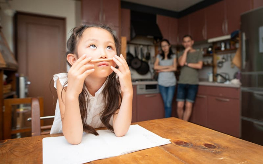 Để hiểu hành vi của con, trước tiên bạn phải hiểu tính trì hoãn ở trẻ hoạt động như thế nào. (Ảnh: ITN) 