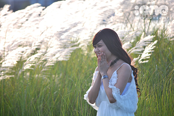 Các bạnnữ Đà thành e ấp, cười rạng rỡ trong những bức ảnh được chụp bên cánh đồng hoa trắng xóa. các thiếu nữ Đà thành e ấp, cười rạng rỡ trong những bức ảnh được chụp bên cánh đồng hoa trắng xóa luôn có sức quyến rũ lạ thường.