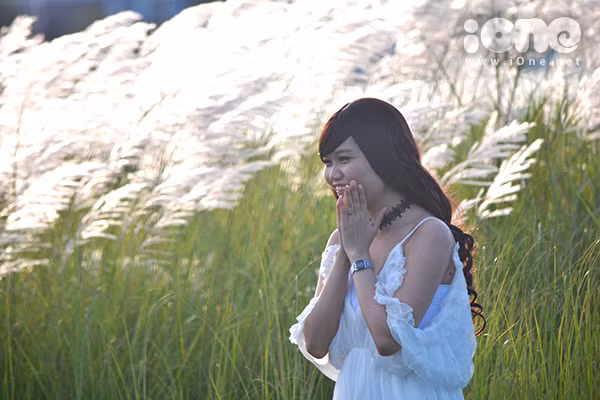 các thiếu nữ Đà thành e ấp, cười rạng rỡ trong những bức ảnh được chụp bên cánh đồng hoa trắng xóa luôn có sức quyến rũ lạ thường.