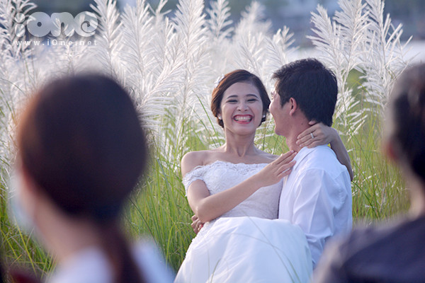 Nhiều cặp đôiríu rít chụp ảnh cưới gây xôn xaomột góc đồng cỏ ở gần cầu Thuận Phước. Đôi bạn trẻ ríu rít chụp ảnh cưới, hoạt náo một góc đồng cỏ ở gần cầu Thuận Phước.