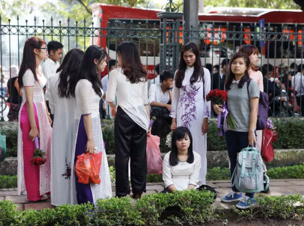 khach kho so vao tham van mieu vi sv chup anh ky yeu hinh anh 7