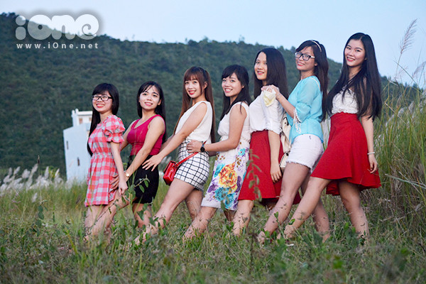 Đội hình ""người mẫu nghiệp dư"" made-in thành phố sông Hàtừ thấp đến cao. Đội hình người mẫu ảnh từ thấp đến cao.