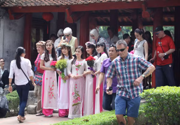 khach kho so vao tham van mieu vi sv chup anh ky yeu hinh anh 9